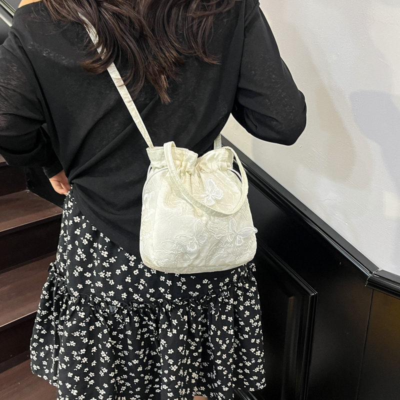 新中式刺绣手提包包女2025新款潮时尚少女百搭单肩斜挎抽带水桶包,淘宝优惠券,粉丝福利购,淘宝优惠卷