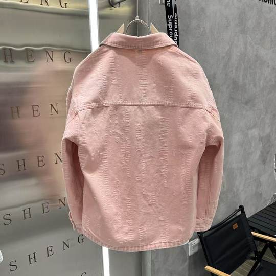 Та же универсальная парная куртка в стиле ретро-тяжеловеса в торговом центре.