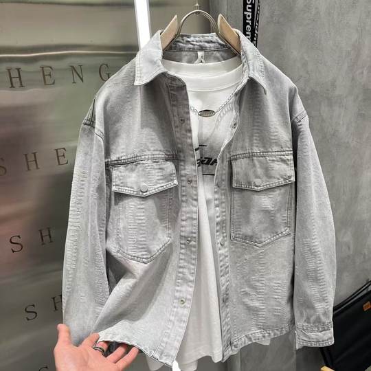 Та же универсальная парная куртка в стиле ретро-тяжеловеса в торговом центре.