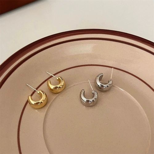 Изогнутые небольшие дизайнерские металлические серьги, серебро 925 пробы, коллекция 2023, тренд сезона, яркий броский стиль