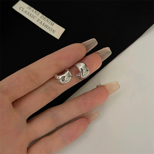 Изогнутые небольшие дизайнерские металлические серьги, серебро 925 пробы, коллекция 2023, тренд сезона, яркий броский стиль