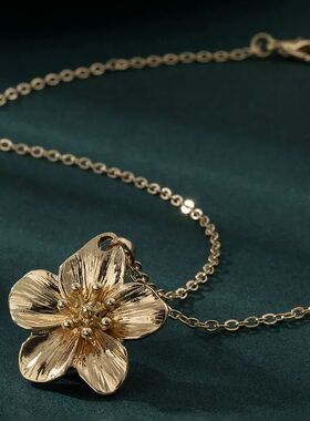 Simple Metal Wrinkled Stereoscopic Flowers Pendant Necklace