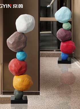 现代轻奢客厅电视柜旁边创意摆设