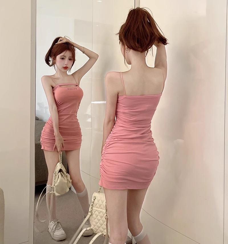 纯欲风性感粉色镂空显胸吊带连衣裙女春夏辣妹紧身褶皱包臀短裙子 - 图0