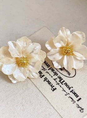 White Acrylic Flower Women's Stud Earrings Folded Florals Ko