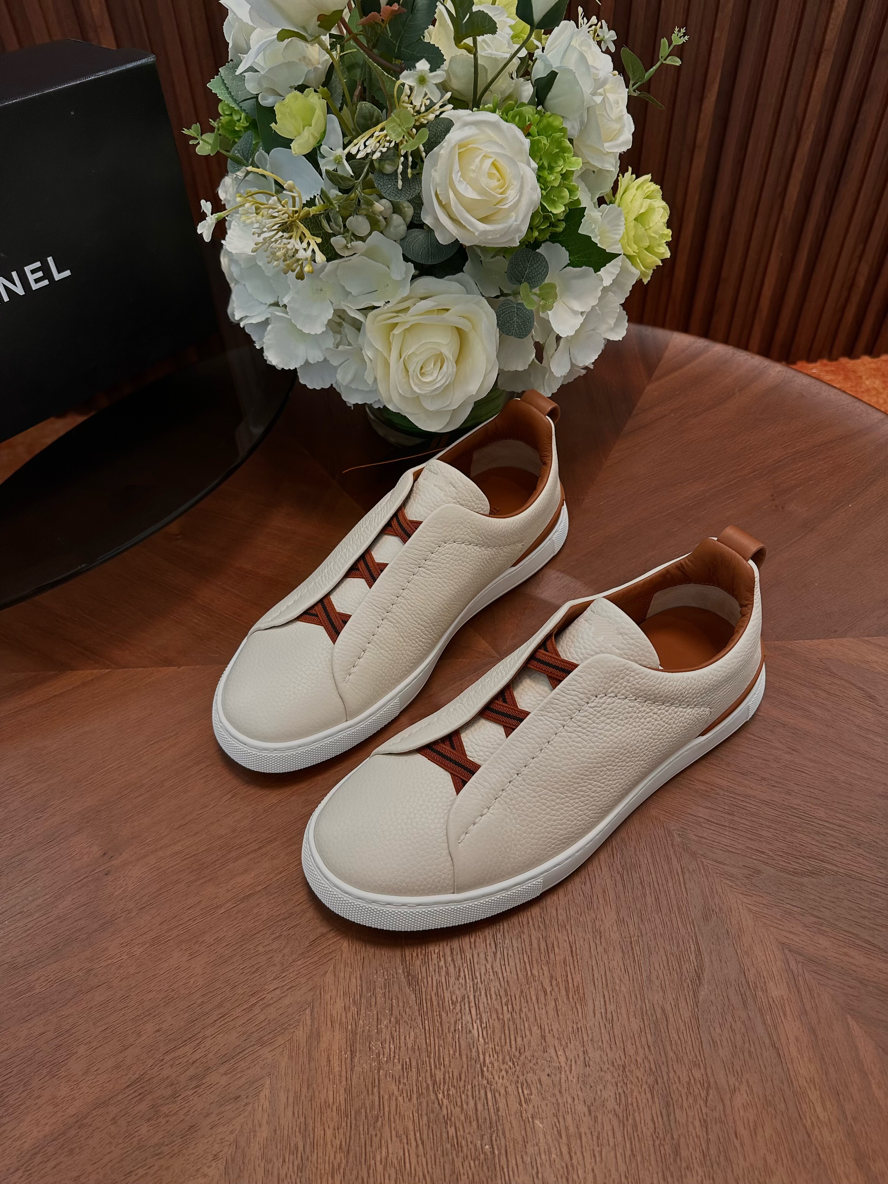 2026新款鹿皮小白鞋交叉松紧带商务休闲鞋男一脚蹬老钱风运动板鞋,淘宝优惠券,粉丝福利购,淘宝优惠卷