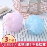 Большая ванна, мяч для купания, мяч для купания милая девушка втирает, потирая назад, пузыри, купание цветы, полотенце для ванны