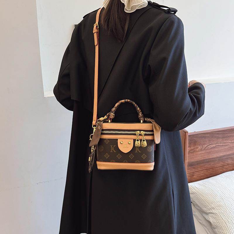 轻奢复古真皮盒子包水桶包2025新款今年流行爆款老花斜挎小包包女,淘宝优惠券,粉丝福利购,淘宝优惠卷