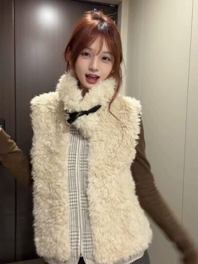 Lamb plush warm vest for women 2026 new winter stand-up collar vest unique and beautiful layered vest for outer wear