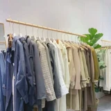 Женская одежда магазина полки простые подвесные потолочные проволочные потолки потолок сплошной древесина детская одежда специальная витрина висящая одежда.