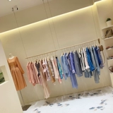 Женская одежда магазина полки простые подвесные потолочные проволочные потолки потолок сплошной древесина детская одежда специальная витрина висящая одежда.