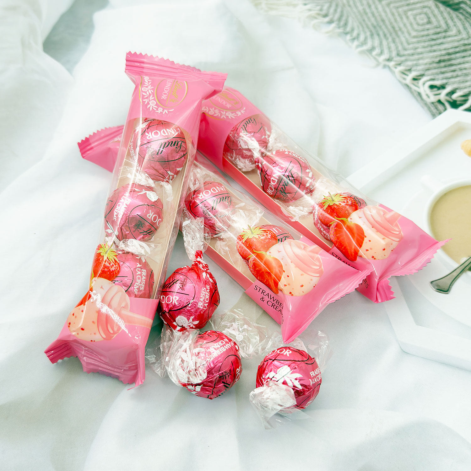 Lindt瑞士莲软心草莓奶油白巧克力3粒装休闲零食草莓牛奶黑巧克力