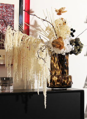 现代简约样板间客厅餐桌玄关茶几电视柜装饰摆件套装花艺器酒具