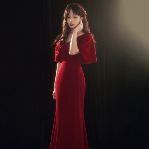 Вечернее платье, свадебное платье, бордовая длинная юбка, коллекция 2023, крой «рыбий хвост», V-образный вырез, по фигуре, яркий броский стиль