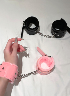 游戏道具毛绒手链加重手扣情侣拍照粉色剧本杀脚铐男女皮革手铐