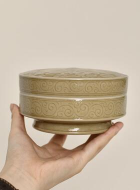 致鸣越窑鹦鹉牡丹捧盒