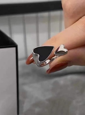 ins网红款黑色爱心戒指女2024年新款潮轻奢小众精致食指戒可调节