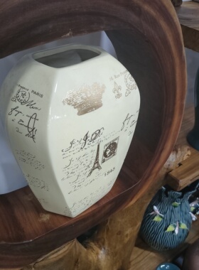 黄白色陶瓷18×12×25口径8.5×5.5做工小瑕疵