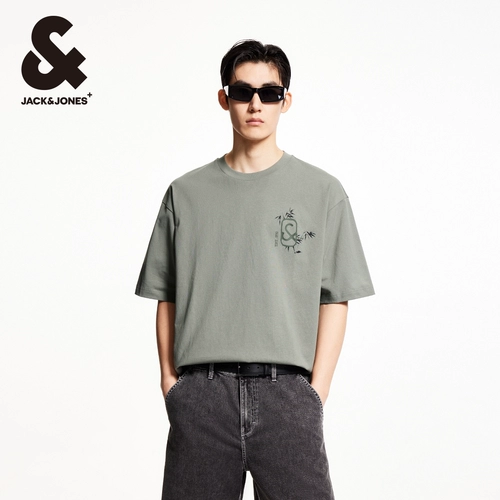 Летняя базовая приятная телу футболка, свободный крой, короткий рукав, с вышивкой