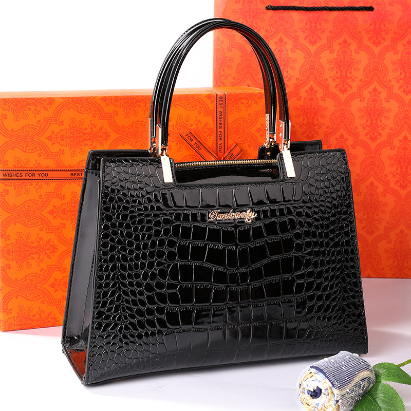 母亲节礼物送妈妈生日实用高档适合给婆婆中年女士的惊喜包包礼盒