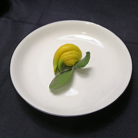 Jinhua bergamot, bergamot fruit, golden bergamot, open bergamot for display in water