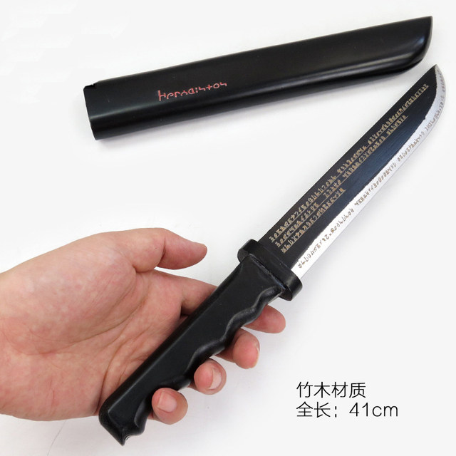 Looking for an encounter in the dungeon, the Blade of Belhestia, wooden cosplay props, short sword and wooden sword