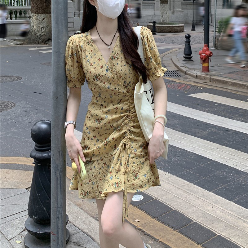 大码法式复古方领碎花裙女装夏季气质甜美V领抽绳系带短款连衣裙