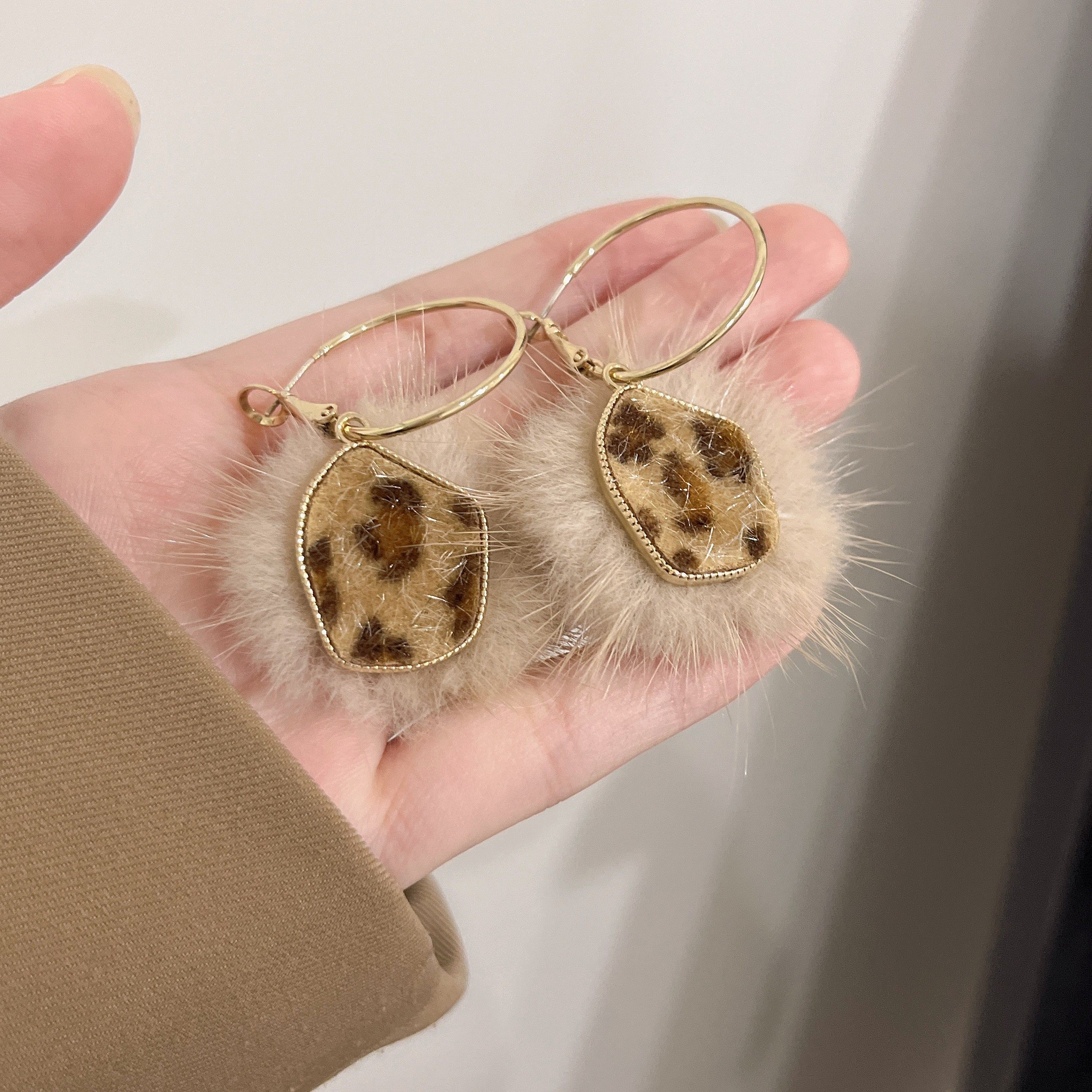 轻奢秋冬水貂毛美拉德豹纹耳环女冷淡风2025新款潮高级耳圈耳夹,淘宝优惠券,粉丝福利购,淘宝优惠卷