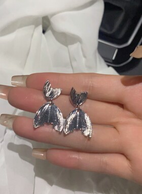 金属冷淡风褶皱鱼尾造型耳钉
