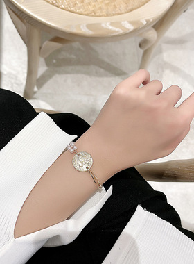 简约小众设计ins风手链女创意不对称个性设计人头像手镯珍珠手饰