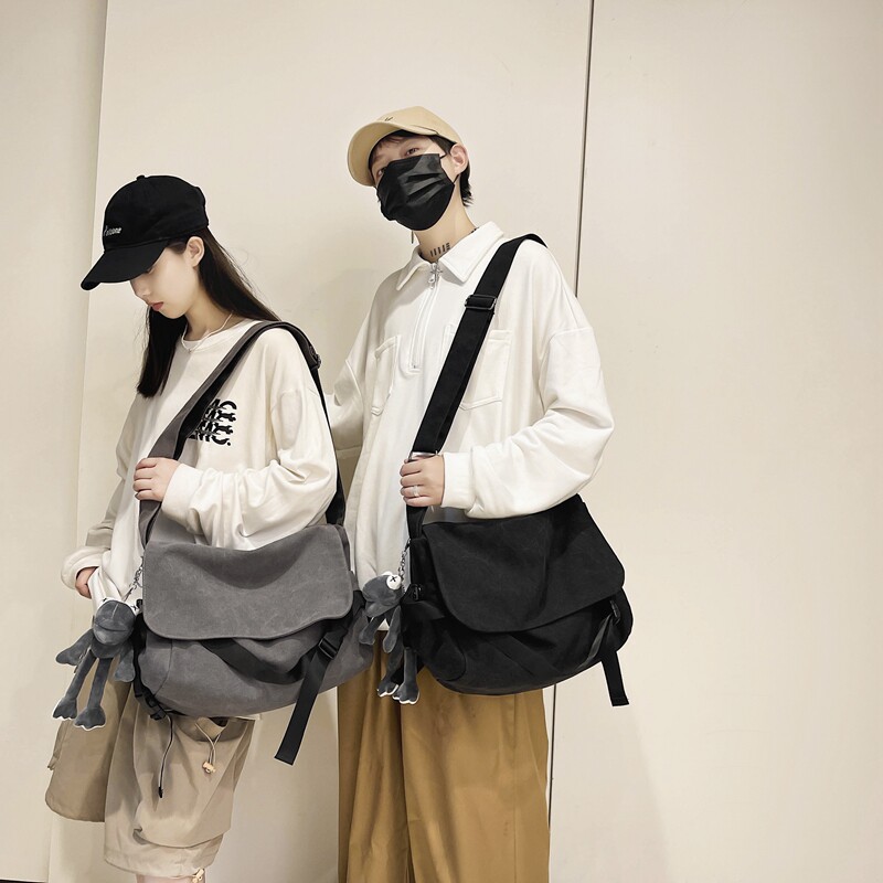 男潮牌2021新款日系男学生斜挎包 大牙男士包袋