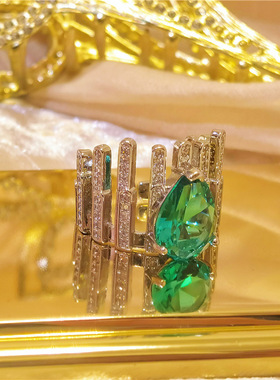 显白鸽子蛋绿宝石戒指