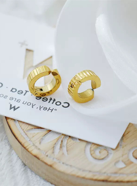 原创新款条纹耳夹小众精致不撞款轻盈无感修饰脸型打造时尚造型