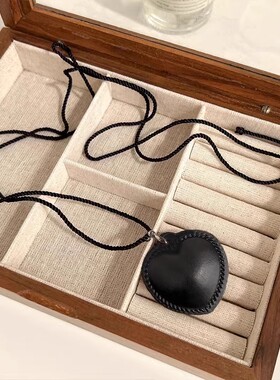 黑色简约爱心吊坠项链