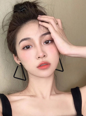 黑色三角形几何耳环女款