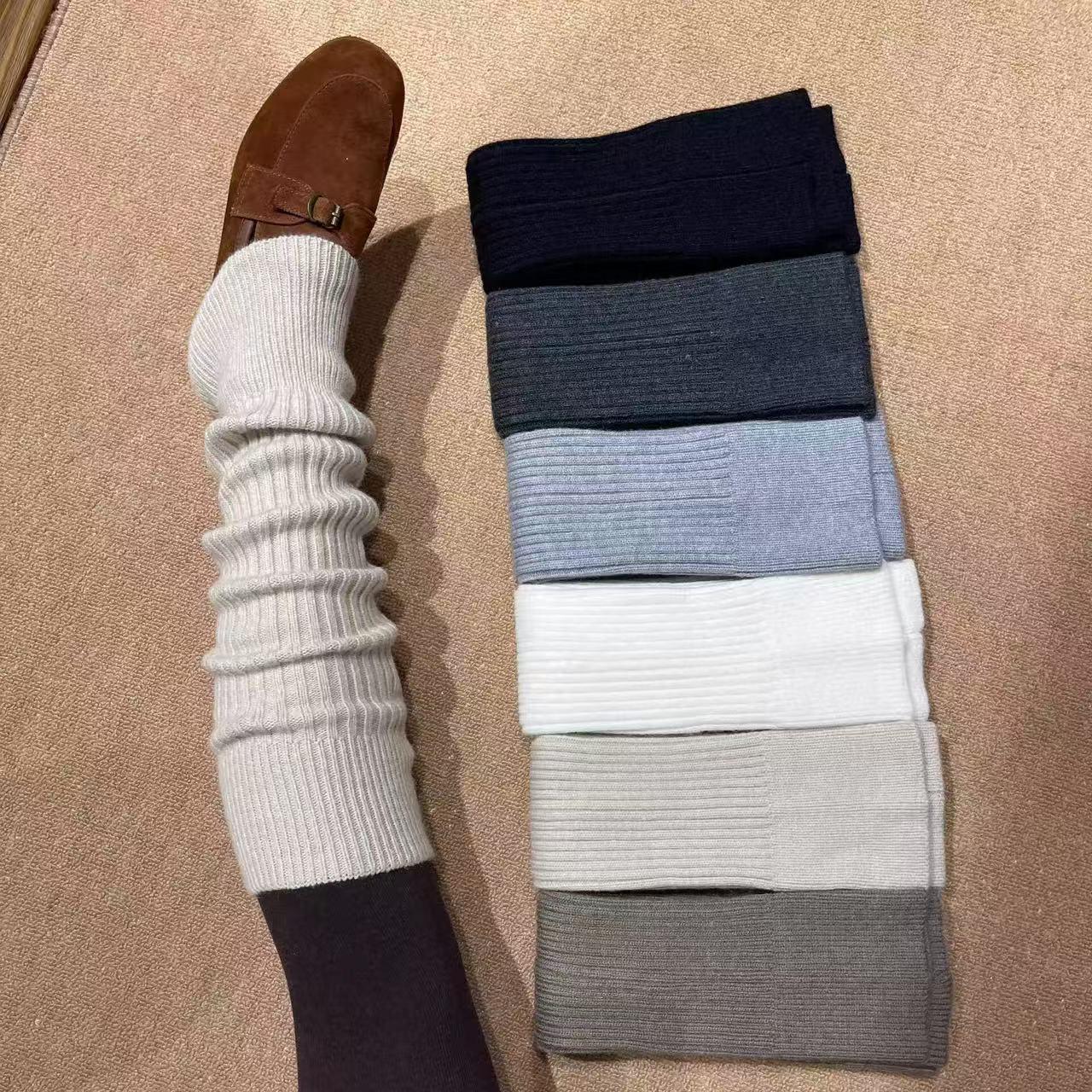谁懂Leggings+袜套杀伤力!微喇袜套修饰腿型~既保暖又时尚!绝啦
