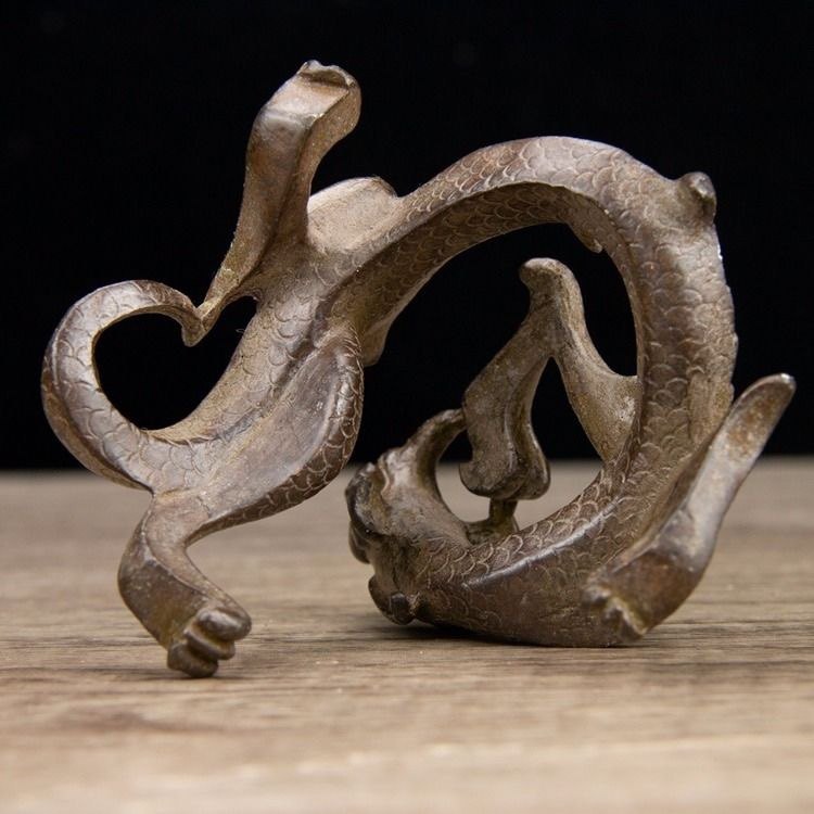 Antiques and miscellaneous antique bronzes, hand-carved old copper coiled dragon ornaments, dragon pen stands, study accessories, home collections