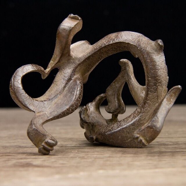 Antiques and miscellaneous antique bronzes, hand-carved old copper coiled dragon ornaments, dragon pen stands, study accessories, home collections