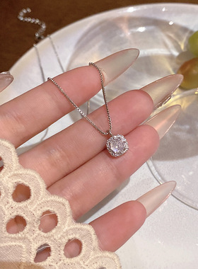 精致微镶锆石吊坠项链女轻奢小众高级感简约方糖锁骨链钛钢颈链