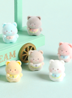 植绒围兜小熊树脂车载桌面摆件