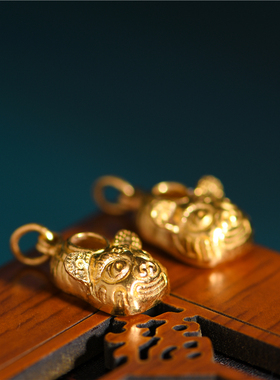 手工錾刻古法黄金虎头鞋小吊坠