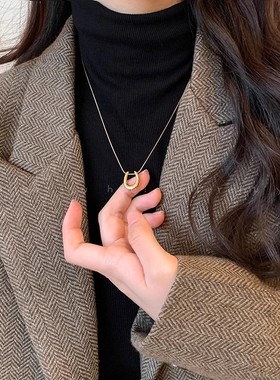 金色马蹄吊坠项链女款2025新款爆款轻奢高级感简约毛衣链装饰配饰