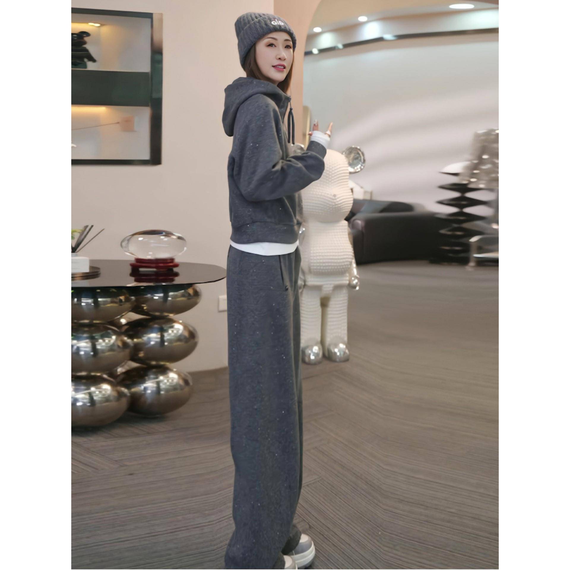 正品2025秋冬新款休闲运动套装女显瘦设计感加绒卫衣阔腿裤两件套 - 图2