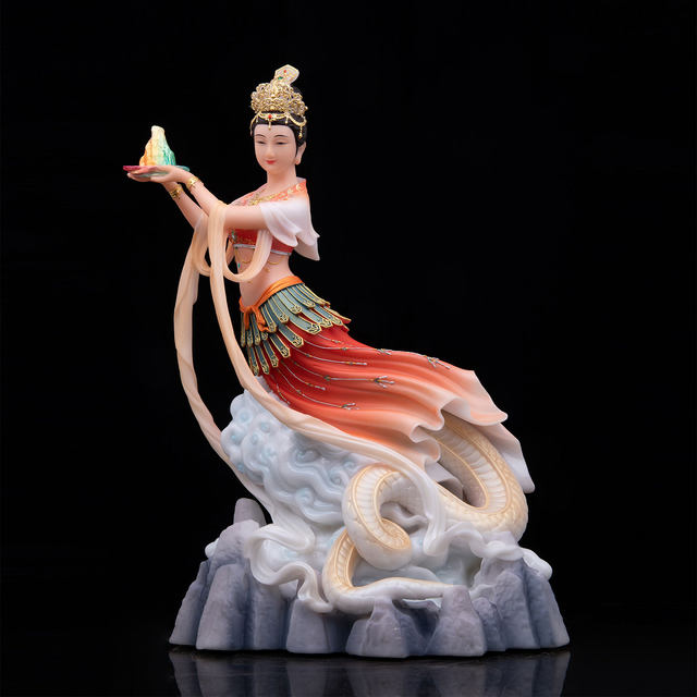 The statue of the goddess Nuwa who lives in the world, the mother of the earth, the white jade green and white python, the Liu family's real body statue, the statue of the Nvnyin goddess