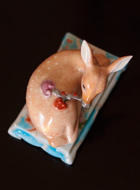 传统工艺工笔手绘灵芝小鹿茶宠摆件画瓷的武才人