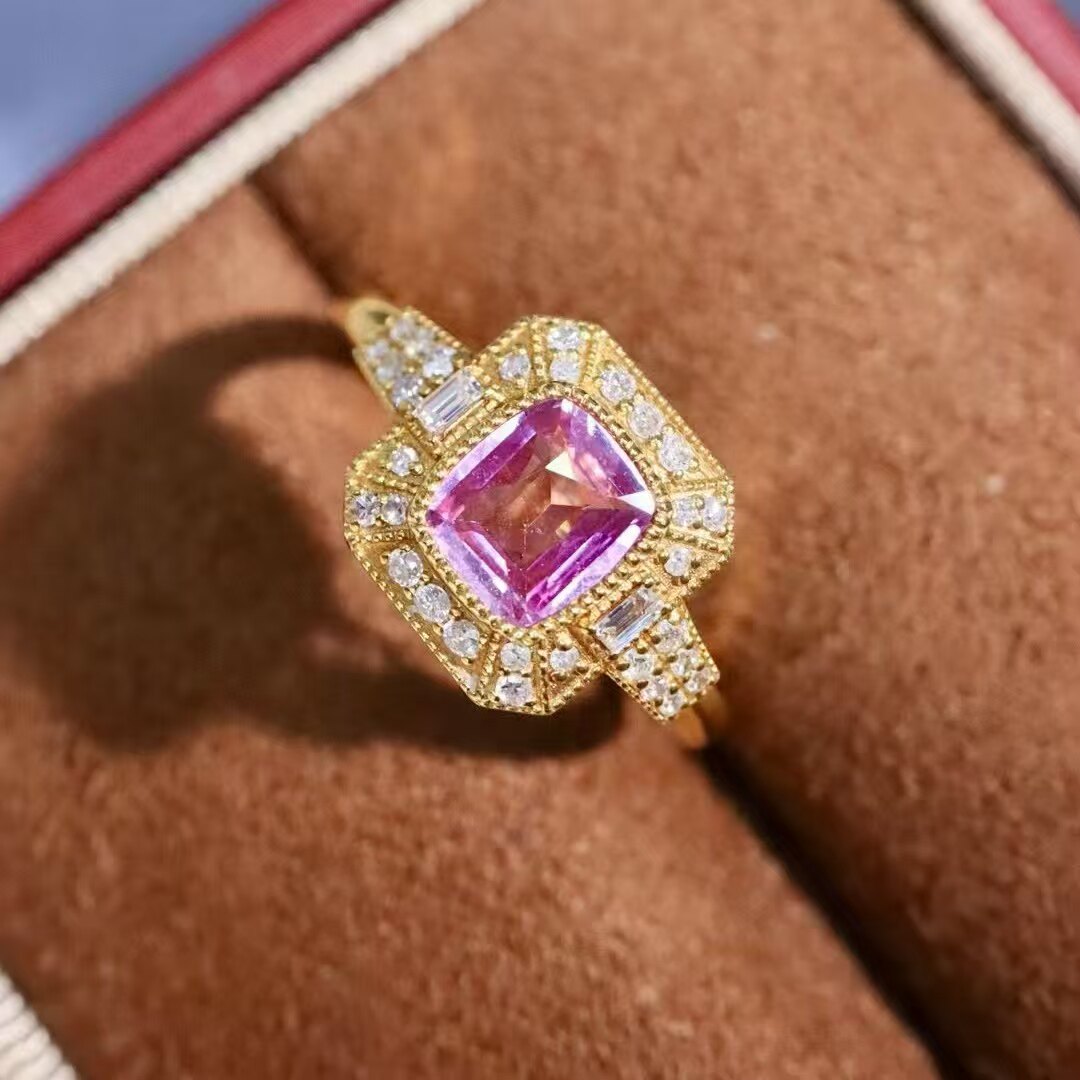 18K gold diamond inlaid natural unfired sapphire ring. The main stone is 1.05 carats. It is full of retro style.