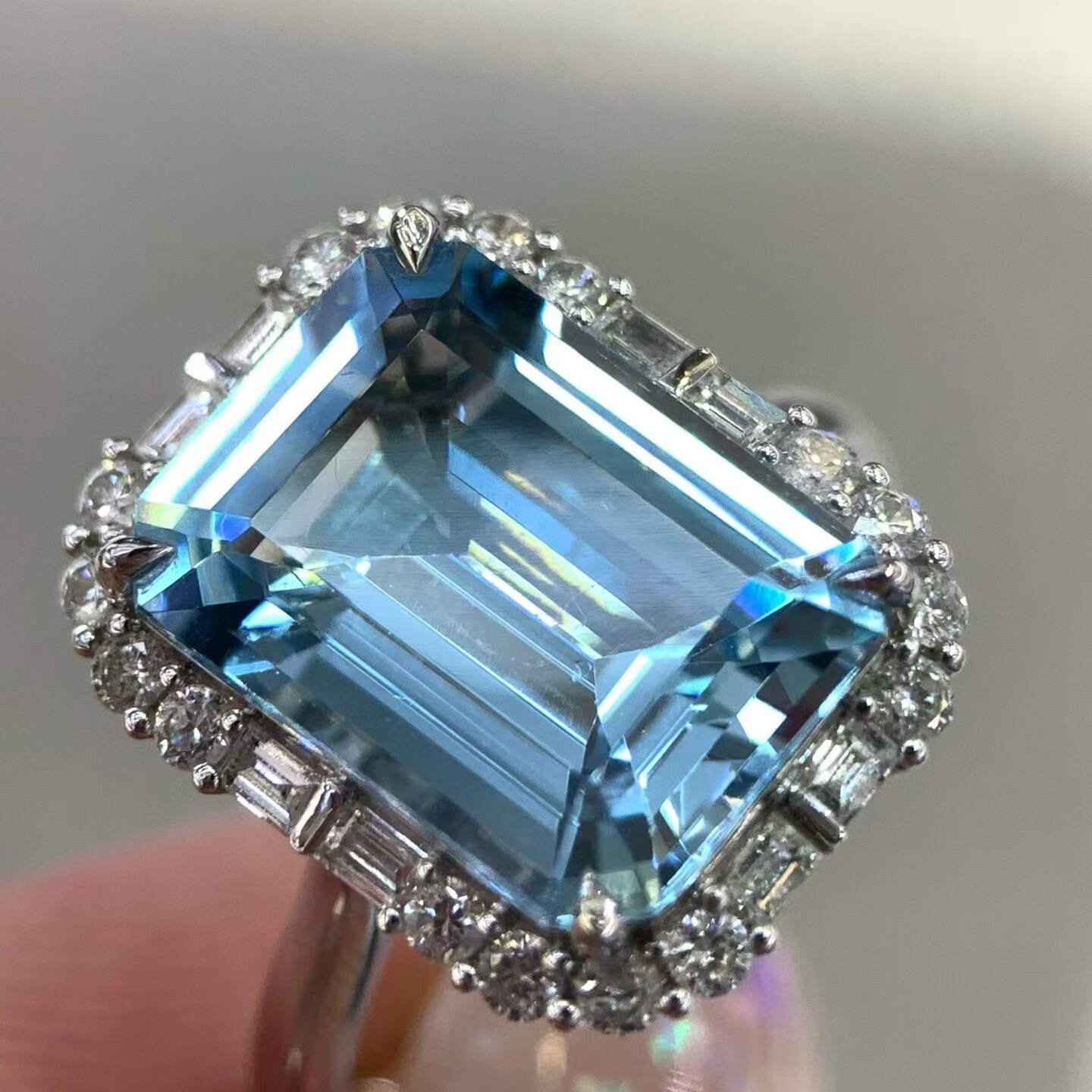 18K gold diamond-set clear Santa Maria aquamarine ring, main stone 4.85 carats