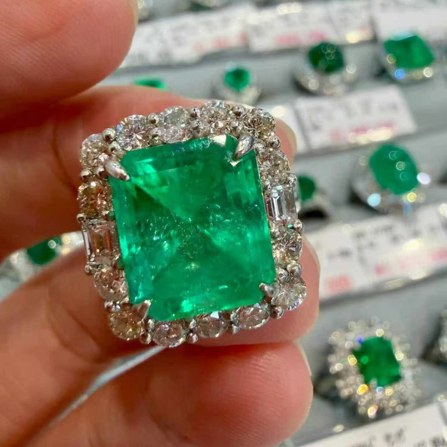 PT900 platinum diamond inlaid luxury large table Colombian emerald ring main stone 5.95 carats