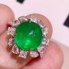 18K gold diamond-set plain emerald ring. The main stone is 4.8 carats. The luster of the gemstone is warm and eye-catching.