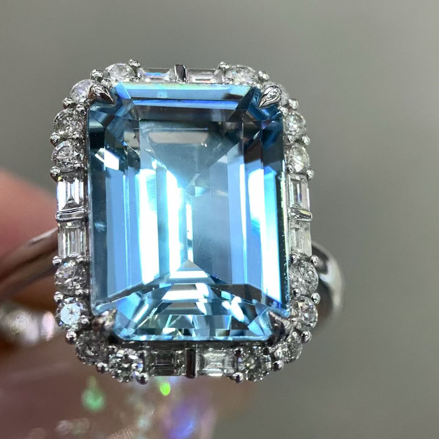 18K gold diamond-set clear Santa Maria aquamarine ring, main stone 4.85 carats